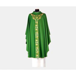 Casulla verde bordada con símbolos cristológicos