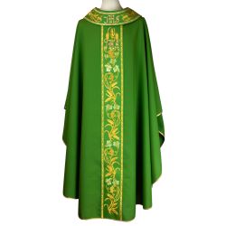 Casulla verde bordada con espigas, uvas y monograma JHS