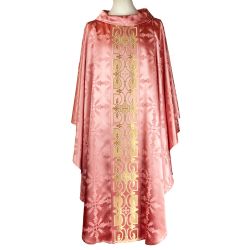 Casulla rosa con damasco y galón dorado