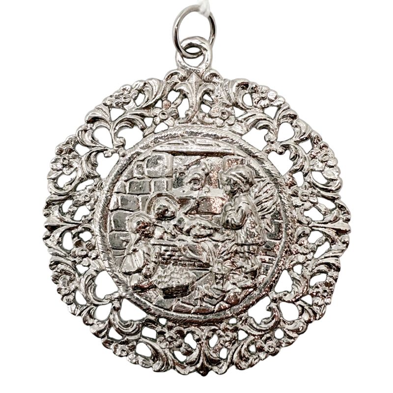 Medall�n de cuna de lat�n Ni�o en el pesebre - 6 x 6 cm